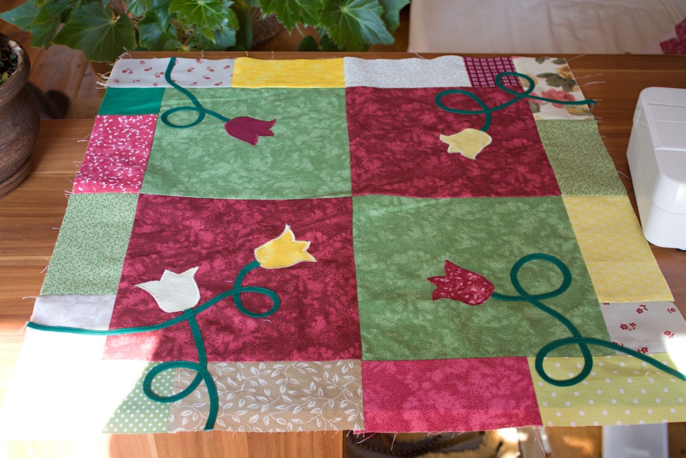 ubrus s aplikací tulipánů